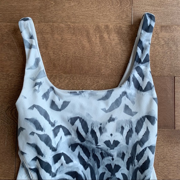 *SOLD* LULULEMON Amala tank black white pattern size 2 - Picture 3 of 10